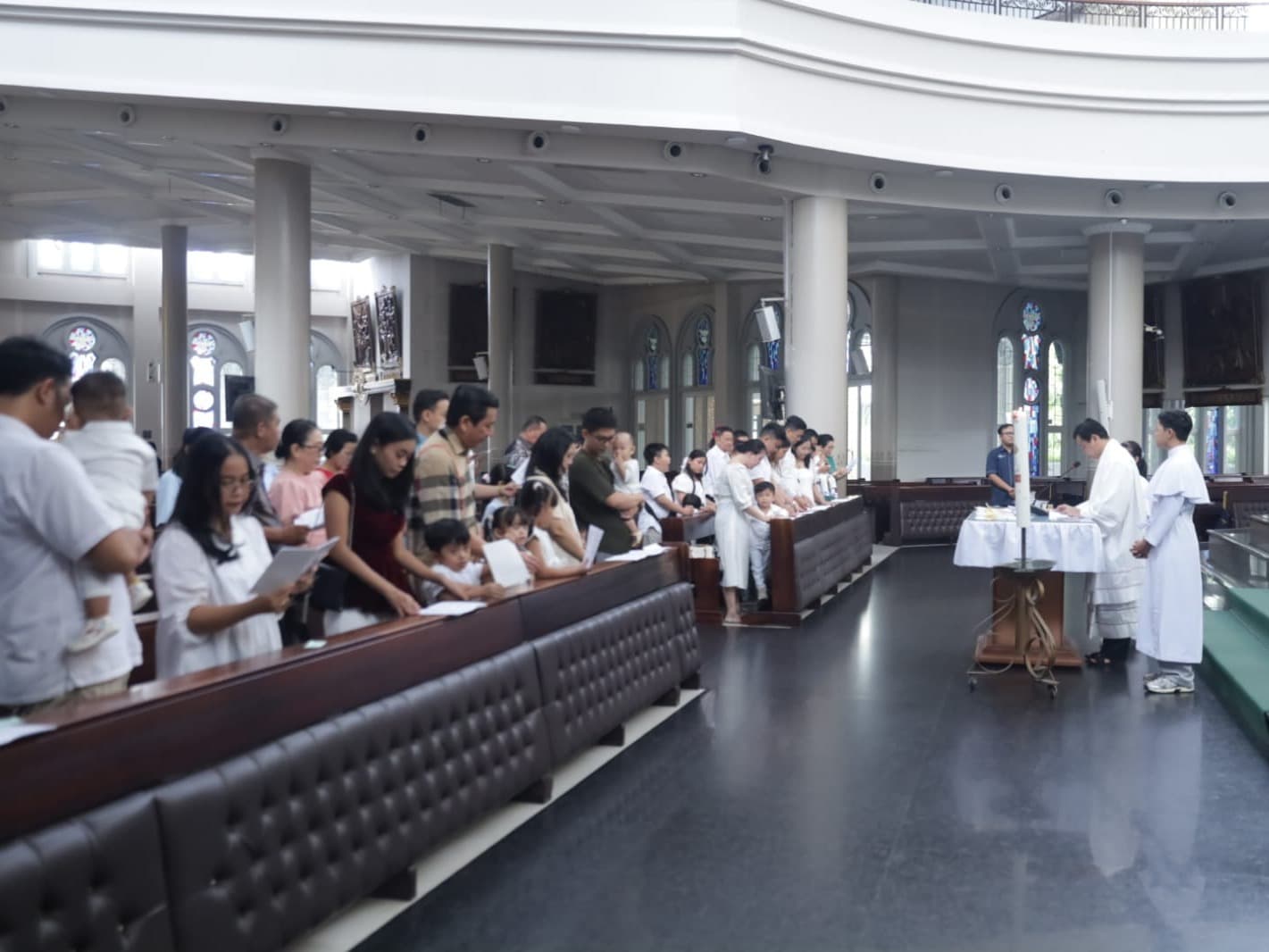Katedral Santo Yosef Pontianak Sambut 10 Anggota Baru Lewat Sakramen Baptis